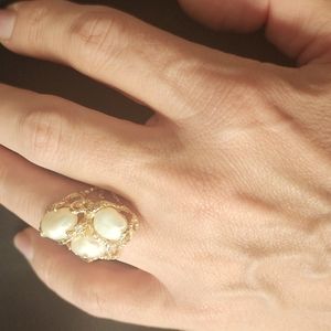 14K gold with three pearls ring